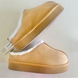 NEW Old Navy Girl’s Platform Mule Slippers -Size 2